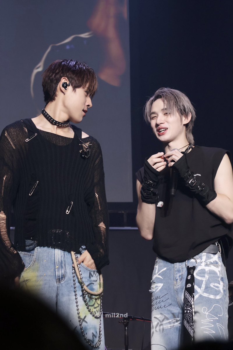__mil2nd's tweet image. the size diff 😭😭😭
#GMMTVMUSICONXJAPAN2025
#GMMTVMUSICONXJAPAN2025D2
#hongshihoshi #nnutdan #LYKN