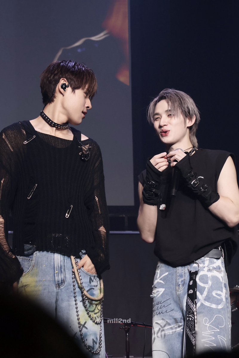 __mil2nd's tweet image. the size diff 😭😭😭
#GMMTVMUSICONXJAPAN2025
#GMMTVMUSICONXJAPAN2025D2
#hongshihoshi #nnutdan #LYKN