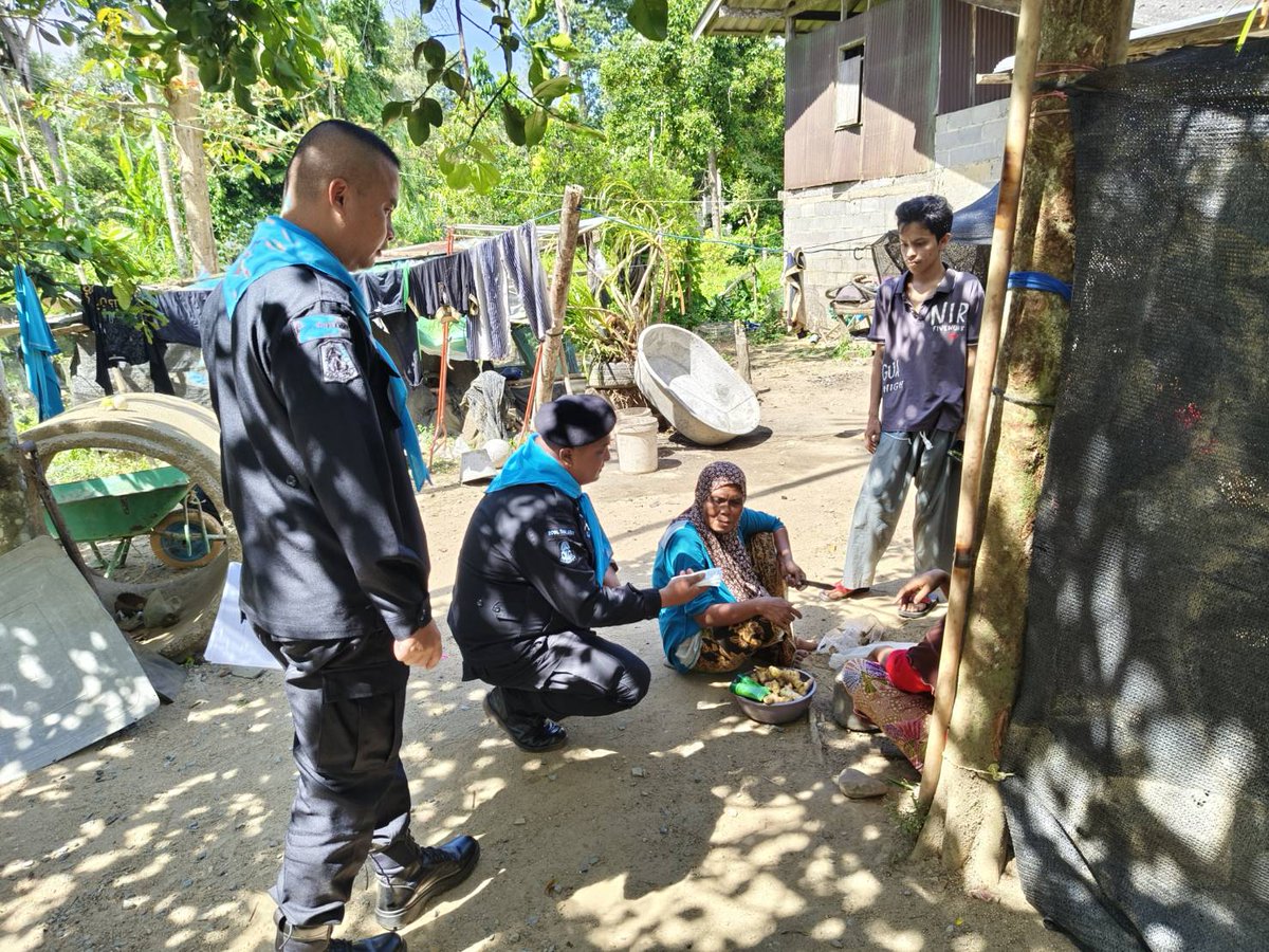 📷 ฉก.ทพ.22 ลงพื้นที่พบปะเยี่ยมเยียนประชาชนผู้สูงอายุในพื้นที่ บ.ดูซงปาแย ม.2 ต.เมาะมาวี อ.ยะรัง จว.ป.น. เพื่อบริการตรวจสุภาพ แจกจ่ายยาเวชภัณฑ์ ให้คำแนะนำการดูแลสุขภาพตามโครงการหมอเดินเท้า เพื่อสร้างความสัมพันธ์อันดี และแนะนำวิธีการดูแลรักษาสุขภาพ