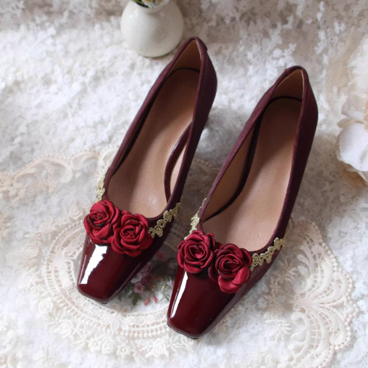 ManusxMachina's tweet image. 葡萄酒の薔薇のスクエアトゥヒールパンプス 
manus-machina.com/collections/ne… 
深みのあるワインレッドに、薔薇の花が寄り添うように咲いたスクエアトゥヒールパンプス。つま先部分は艶やかなエナメル調となっており、サイドを飾る繊細なゴールドレースがクラシカルな品格を添えています。