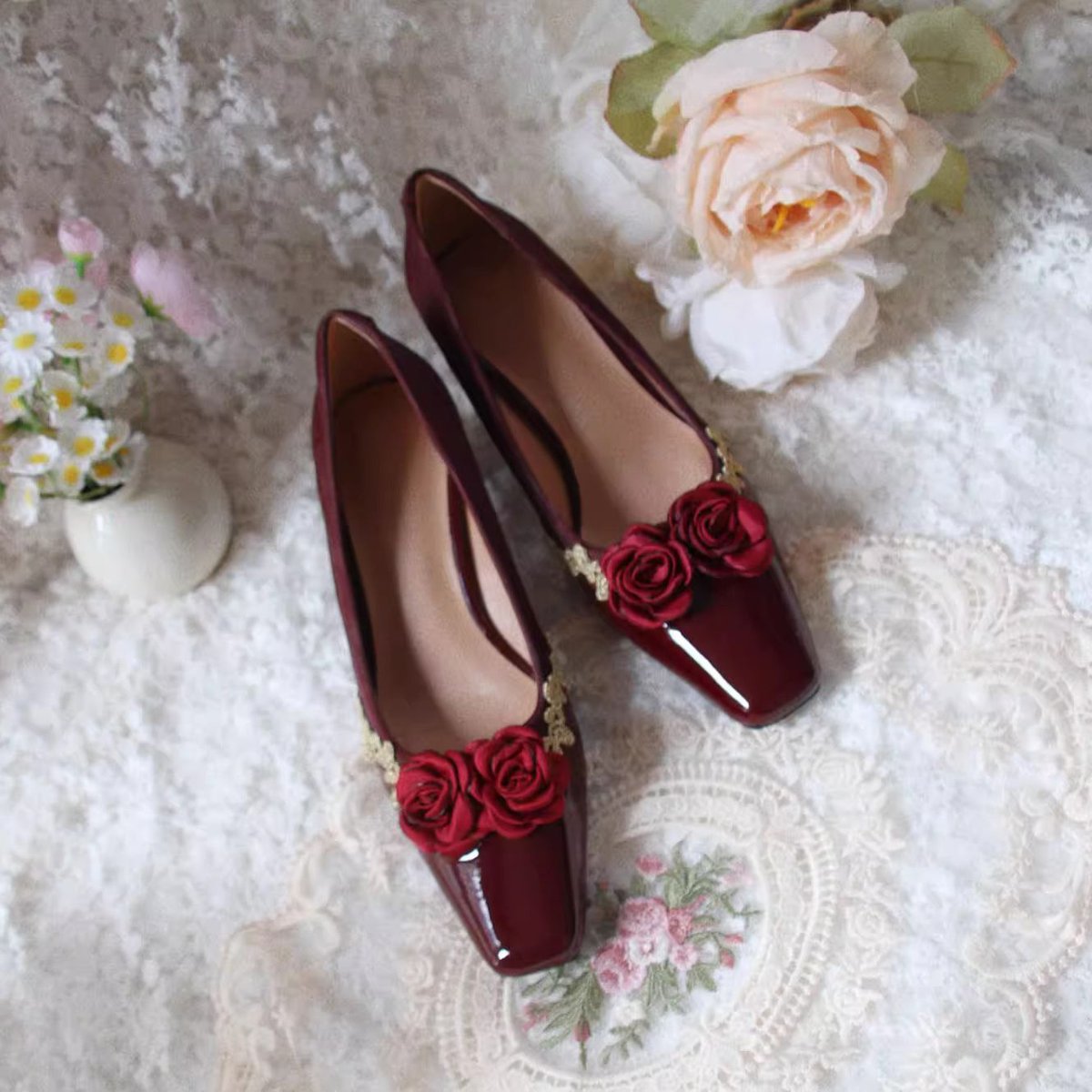 ManusxMachina's tweet image. 葡萄酒の薔薇のスクエアトゥヒールパンプス 
manus-machina.com/collections/ne… 
深みのあるワインレッドに、薔薇の花が寄り添うように咲いたスクエアトゥヒールパンプス。つま先部分は艶やかなエナメル調となっており、サイドを飾る繊細なゴールドレースがクラシカルな品格を添えています。