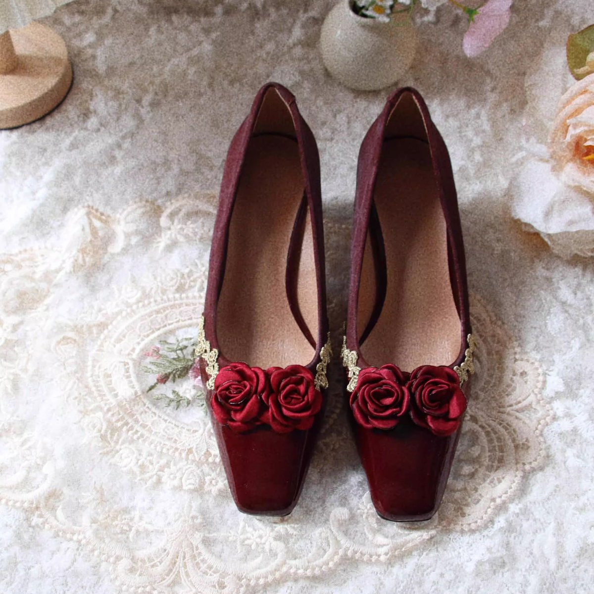 ManusxMachina's tweet image. 葡萄酒の薔薇のスクエアトゥヒールパンプス 
manus-machina.com/collections/ne… 
深みのあるワインレッドに、薔薇の花が寄り添うように咲いたスクエアトゥヒールパンプス。つま先部分は艶やかなエナメル調となっており、サイドを飾る繊細なゴールドレースがクラシカルな品格を添えています。