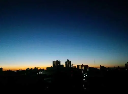 BotHakase's tweet image. 曙光【しょこう】(1)夜明け方、東の空に見える光。暁光。(2)暗い状況の中に現れてきたわずかの希望。明るいきざし。「平和の曙光がさす」「陰気に覆われた心を照らす、圧倒的な赤の曙光/最果てのイマ(Xuse)」