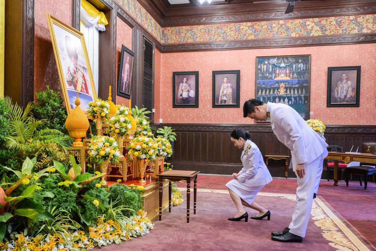ingshin's tweet image. ทูลเกล้าฯ ถวายแจกันดอกไม้ เบื้องหน้าพระบรมฉายาลักษณ์ พระบาทสมเด็จพระเจ้าอยู่หัว ในนามรัฐมนตรีว่าการกระทรวงวัฒนธรรม และลงนามถวายพระพรชัยมงคลพระบาทสมเด็จพระเจ้าอยู่หัว เนื่องในโอกาสวันเฉลิมพระชนมพรรษา ๒๘ กรกฎาคม ๒๕๖๘ ณ ห้องแดง อาคารหน่วยราชการในพระองค์ 904 ในพระบรมมหาราชวัง