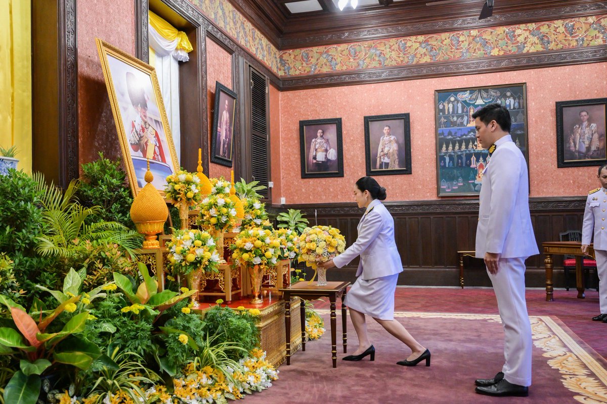 ingshin's tweet image. ทูลเกล้าฯ ถวายแจกันดอกไม้ เบื้องหน้าพระบรมฉายาลักษณ์ พระบาทสมเด็จพระเจ้าอยู่หัว ในนามรัฐมนตรีว่าการกระทรวงวัฒนธรรม และลงนามถวายพระพรชัยมงคลพระบาทสมเด็จพระเจ้าอยู่หัว เนื่องในโอกาสวันเฉลิมพระชนมพรรษา ๒๘ กรกฎาคม ๒๕๖๘ ณ ห้องแดง อาคารหน่วยราชการในพระองค์ 904 ในพระบรมมหาราชวัง