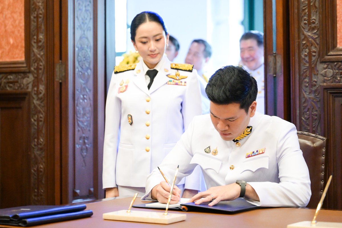 ingshin's tweet image. ทูลเกล้าฯ ถวายแจกันดอกไม้ เบื้องหน้าพระบรมฉายาลักษณ์ พระบาทสมเด็จพระเจ้าอยู่หัว ในนามรัฐมนตรีว่าการกระทรวงวัฒนธรรม และลงนามถวายพระพรชัยมงคลพระบาทสมเด็จพระเจ้าอยู่หัว เนื่องในโอกาสวันเฉลิมพระชนมพรรษา ๒๘ กรกฎาคม ๒๕๖๘ ณ ห้องแดง อาคารหน่วยราชการในพระองค์ 904 ในพระบรมมหาราชวัง