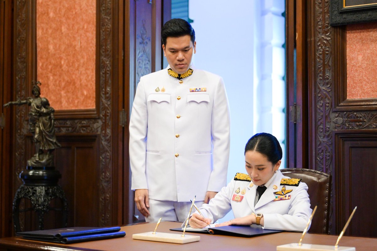 ingshin's tweet image. ทูลเกล้าฯ ถวายแจกันดอกไม้ เบื้องหน้าพระบรมฉายาลักษณ์ พระบาทสมเด็จพระเจ้าอยู่หัว ในนามรัฐมนตรีว่าการกระทรวงวัฒนธรรม และลงนามถวายพระพรชัยมงคลพระบาทสมเด็จพระเจ้าอยู่หัว เนื่องในโอกาสวันเฉลิมพระชนมพรรษา ๒๘ กรกฎาคม ๒๕๖๘ ณ ห้องแดง อาคารหน่วยราชการในพระองค์ 904 ในพระบรมมหาราชวัง