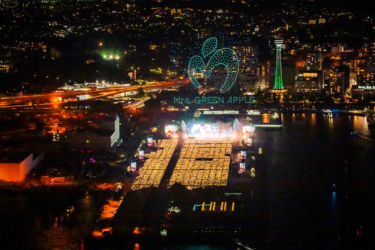 Mrs. GREEN APPLE🍏 野外ライブで10万人を動員 1200機のドローンアート