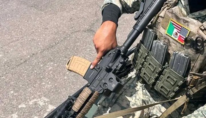 HRS4NTOS's tweet image. El militar, al parecer procedente de Estados Unidos, se desplazaba con los 90 efectivos de las Fuerzas Especiales que llegaron con el fin de reforzar la seguridad.  #Sinaloa