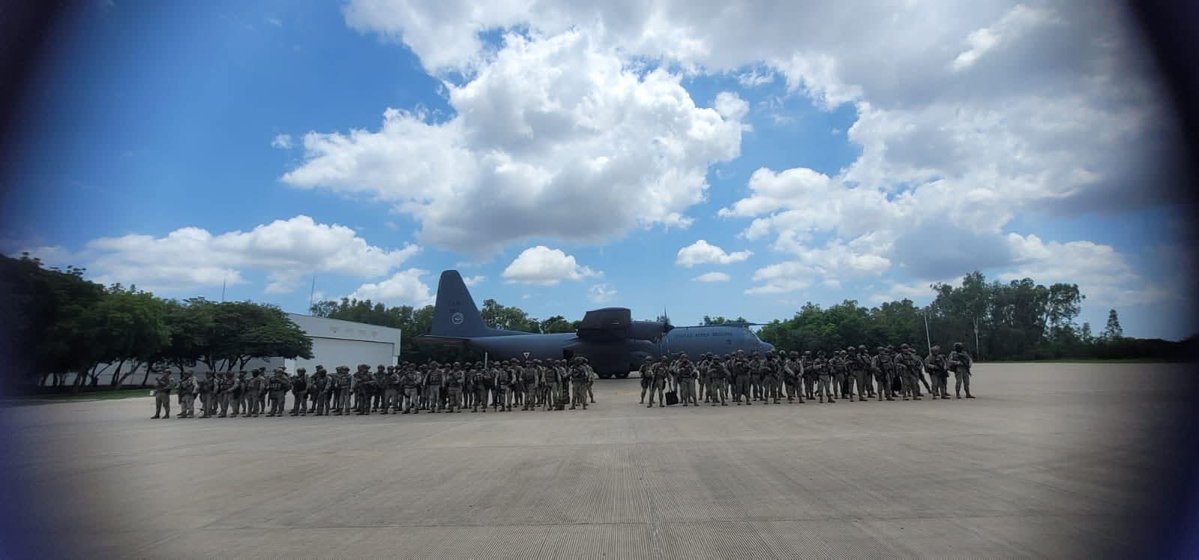 HRS4NTOS's tweet image. El militar, al parecer procedente de Estados Unidos, se desplazaba con los 90 efectivos de las Fuerzas Especiales que llegaron con el fin de reforzar la seguridad.  #Sinaloa