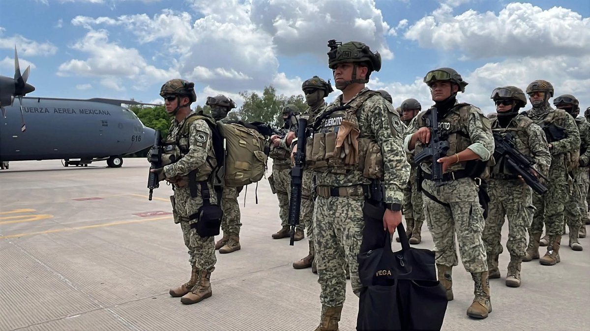 HRS4NTOS's tweet image. El militar, al parecer procedente de Estados Unidos, se desplazaba con los 90 efectivos de las Fuerzas Especiales que llegaron con el fin de reforzar la seguridad.  #Sinaloa