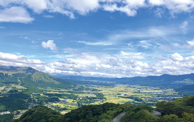 jalannet's tweet image. #九州 の #涼しい絶景スポット
暑い夏でも景色を楽しみたいですよね🌞今回は涼しく眺められる絶景をご紹介します❣
📍稲積水中鍾乳洞【大分県・豊後大野市】
洞内温度は16℃。世界でも珍しい水中鍾乳洞。
📍俵山峠展望所【熊本県・南阿蘇村】
阿蘇のリアル全景が広がる標高710mの展望所。…