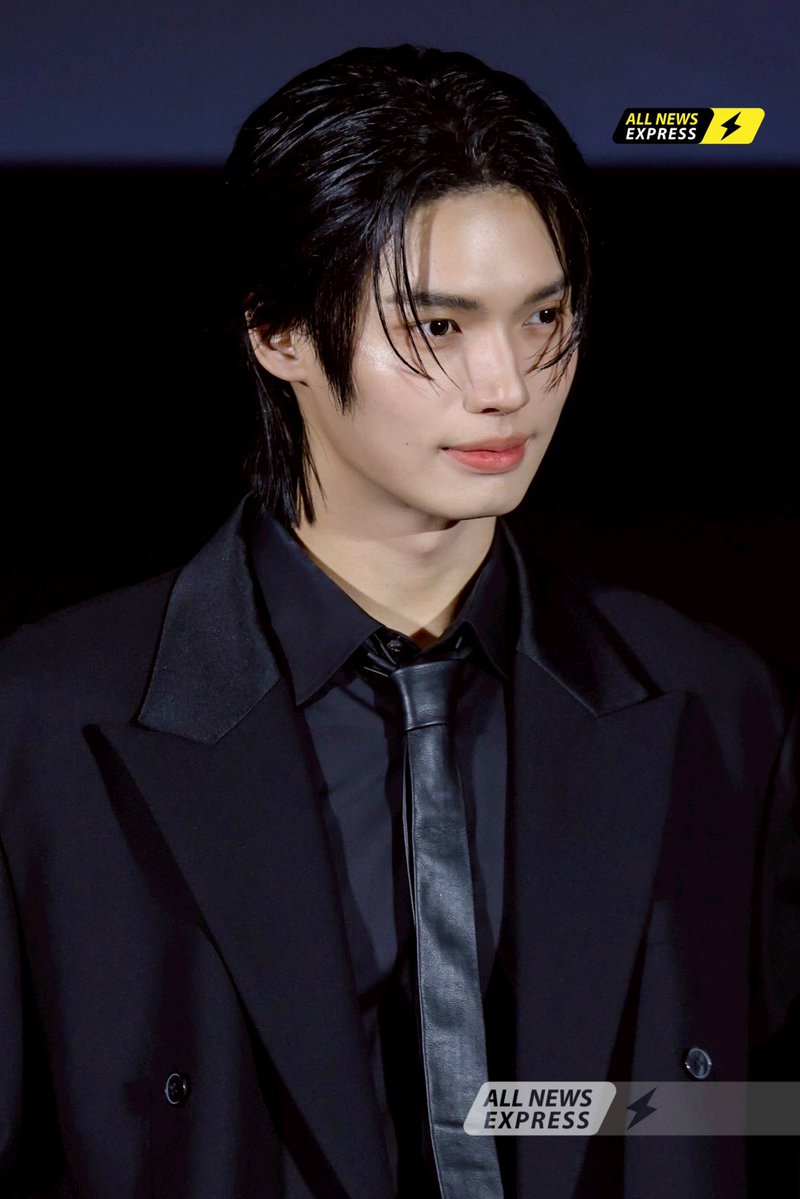 ALLNewsEXPRESS1's tweet image. [เก็บตก] ความหล่อนี้จะเก็บไว้ดูคนเดียวได้ไง แอดเอามาแบ่งหมดเลย!! &quot;วิน เมธวิน&quot; ในงาน บุหงาหมื่นภมร “Enigma Black Stage First Screening” 

#EnigmaBlackStageEP1
#EnigmaBlackStage
#winmetawin
#บุหงาหมื่นภมร #EnigmaSeries
#GMMTV

📌สามารถติดตามชมซีรีส์ “บุหงาหมื่นภมร ENIGMA BLACK…