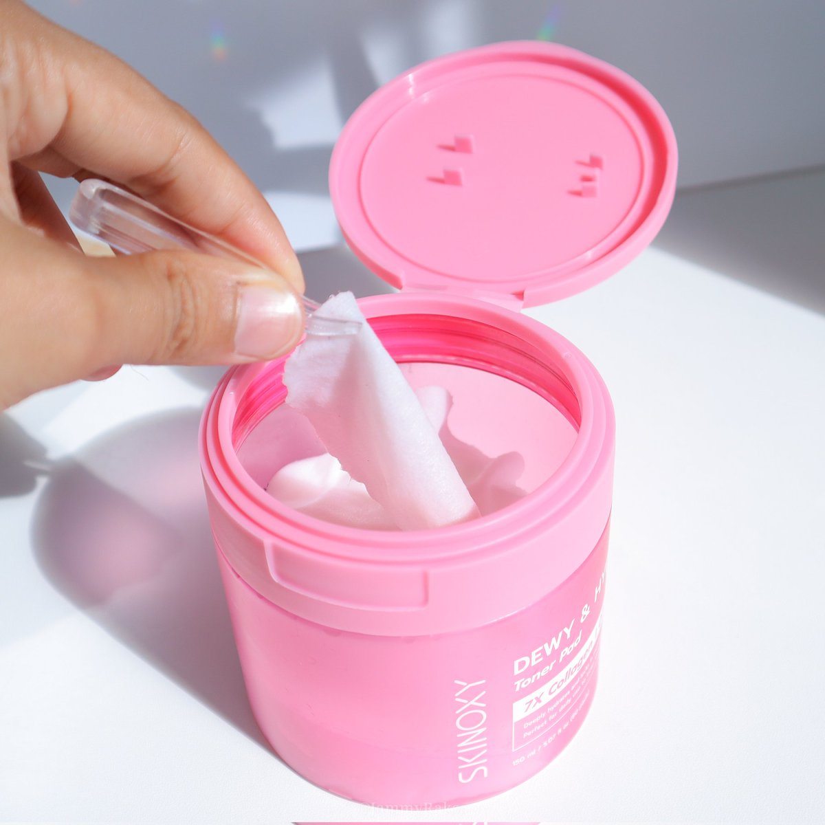JammyRaksa's tweet photo. เตรียมผิวให้พร้อมรับการบำรุงด้วยโทนเนอร์แพดของ #SKINOXY สูตร DEWY &amp; HYDRATING🩷เหมาะสำหรับผิวแห้ง มีไฮยาลูรอน 16 ชนิดที่ช่วยเติมและกักเก็บความชุ่มชื้นให้ผิว เสริมความยืดหยุ่นให้ผิวกระชับและแข็งแรง แผ่นโทนเนอร์ใหญ่พิเศษ แถมนุ่มมาก ไม่บาดผิว ผิวแพ้ง่ายใช้ได้ ในกระปุกมี 80 แผ่นเลย https://t.co/pi6mb2f4c8