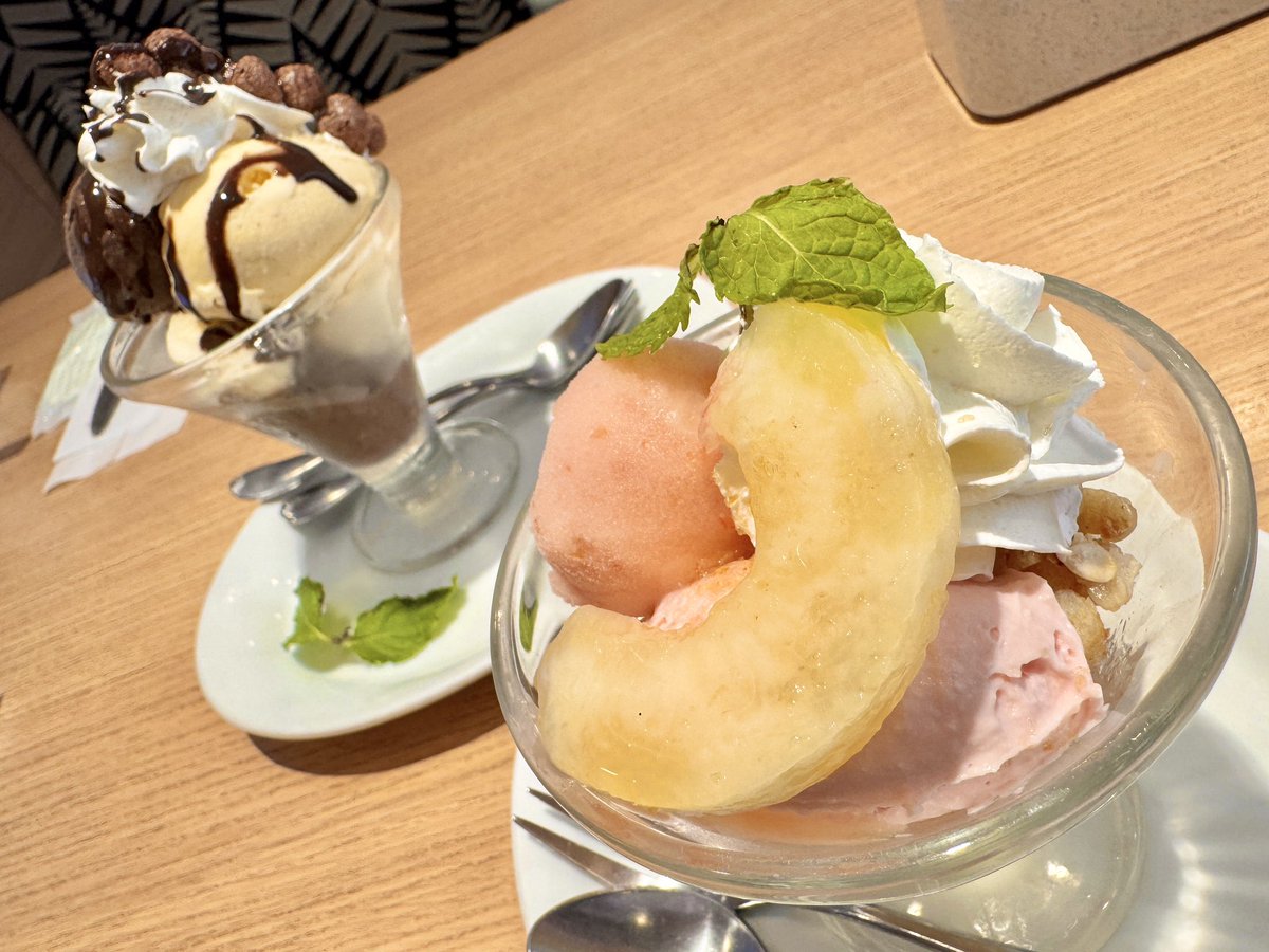 chiruson's tweet image. 次女と2人でデニーズランチにゃう♪ 桃のパルフェおいしい(^_−)−☆