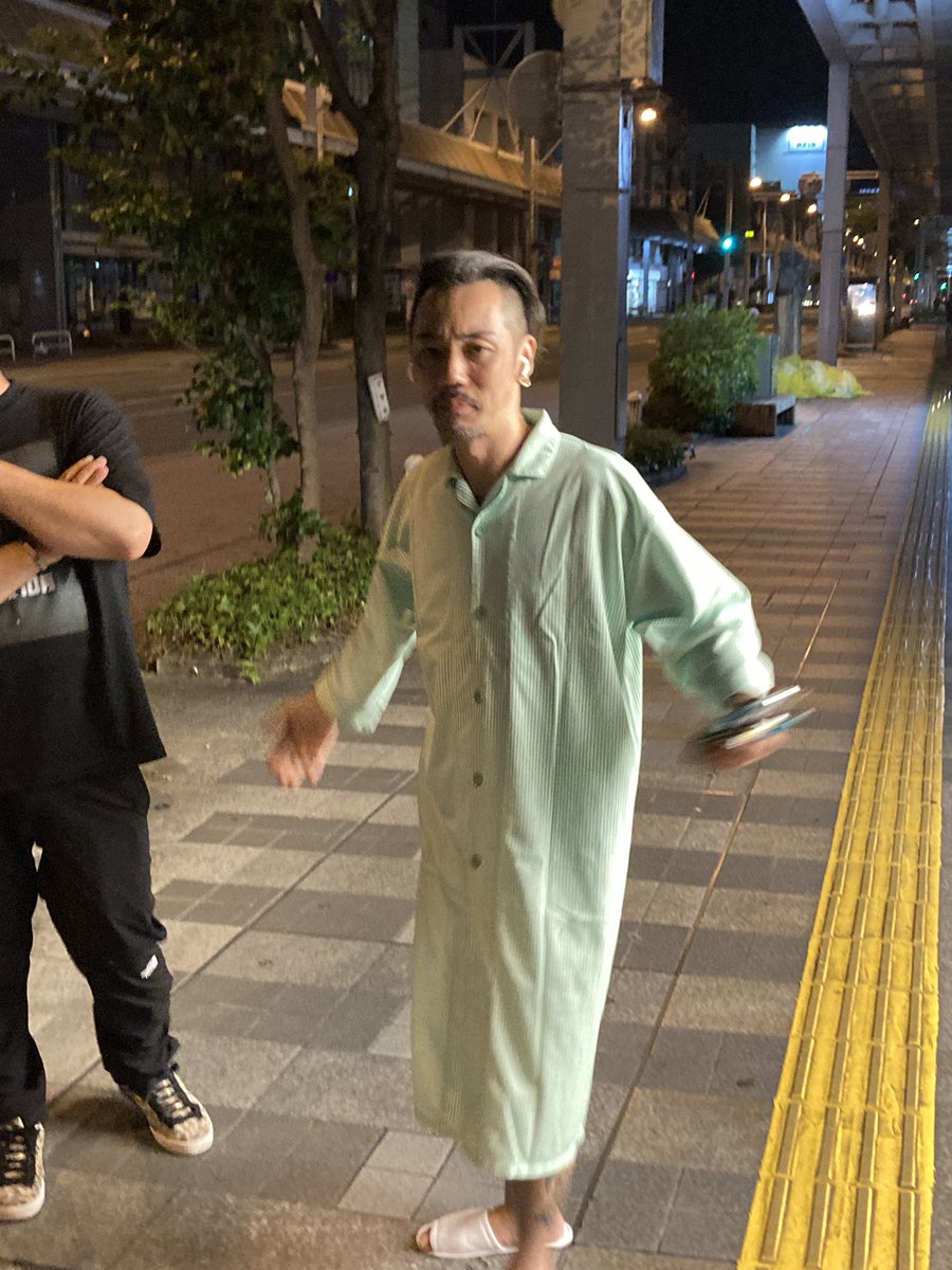 kbd1008's tweet image. 口喧嘩祭本編は勿論、打ち上げも最高。各地の顔役が乾杯しながら、熱い話してる隅で、何故かお店の中でマイクリレー録ってた。2件目の途中でSHAMO君が先帰って、句潤君のシャンパン飲んでNAIKAとホテル帰ったら、入り口でSHAMO君が座ってて笑ってたら、ヒダさんがバスローブで現れてトドメさされた。