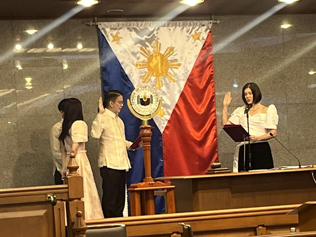 BREAKING: A supermajority of 19 out of 24 senators vote for Chiz Escudero to remain Senate president. 

Only five senators backed Senator Tito Sotto, who will now serve as minority leader.

HOW THE SENATORS VOTED FOR SENATE PRESIDENT

CHIZ ESCUDERO
Bam Aquino
Alan Cayetano
Pia