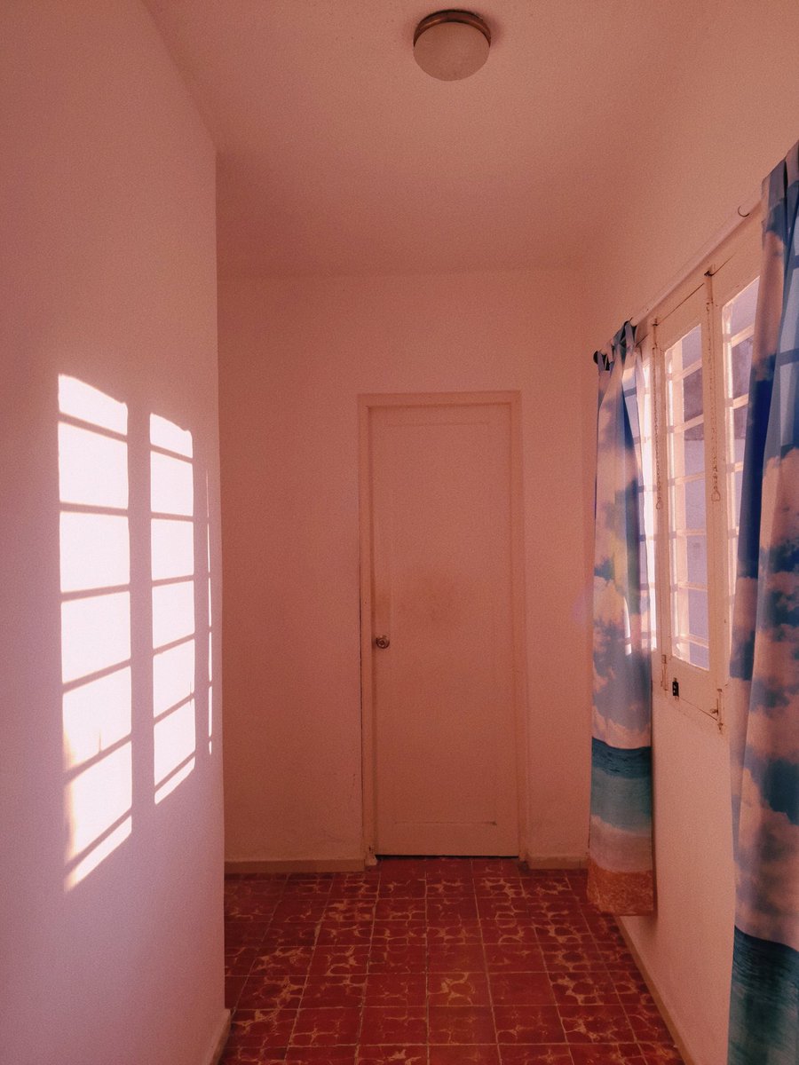 Me encanta como traspasa la luz por la ventana en el amanecer