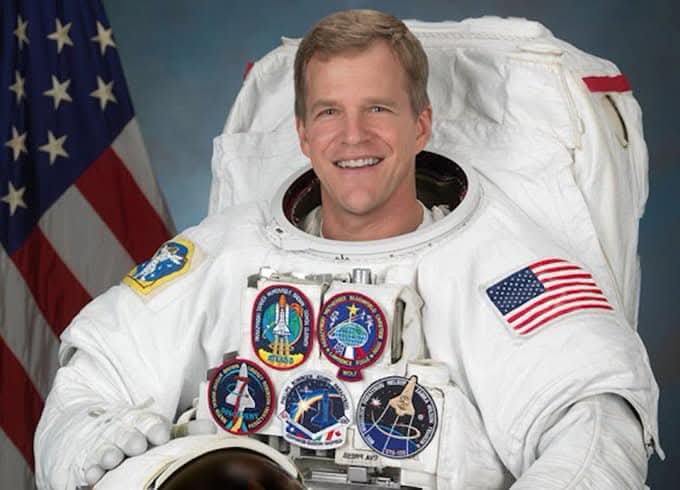 EverestToday's tweet image. Born on this day, 28.07.1961; Scott Parazynski @AstroDocScott, American astronaut, climber, who ascended Mt #Everest in 2009. He is the first ever human to have done both, flown in space, and climbed to the summit of Everest.
Photo ©: Scott Parazynski/NASA.