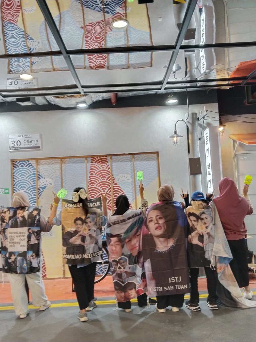 marknoverse_id's tweet photo. Marknoist turut hadir di event noraebang kemarin. Gak sabar buat ketemu Marknoist di piknik nanti yeay! 

See u di piknik nanti Marknoist!💙 https://t.co/sPsbOiFXcE