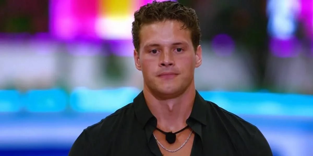 vampl0r's tweet image. he is so stupid looking in the sense where he looks like the twins from teen wolf and the sense that he literally looks like there has never been a single thought behind his eyes