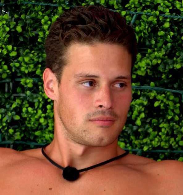 vampl0r's tweet image. he is so stupid looking in the sense where he looks like the twins from teen wolf and the sense that he literally looks like there has never been a single thought behind his eyes
