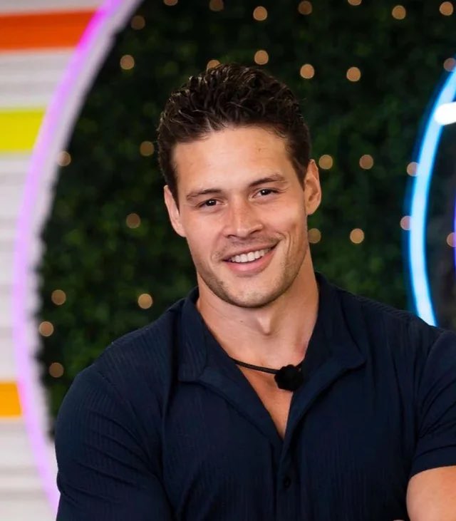 vampl0r's tweet image. he is so stupid looking in the sense where he looks like the twins from teen wolf and the sense that he literally looks like there has never been a single thought behind his eyes