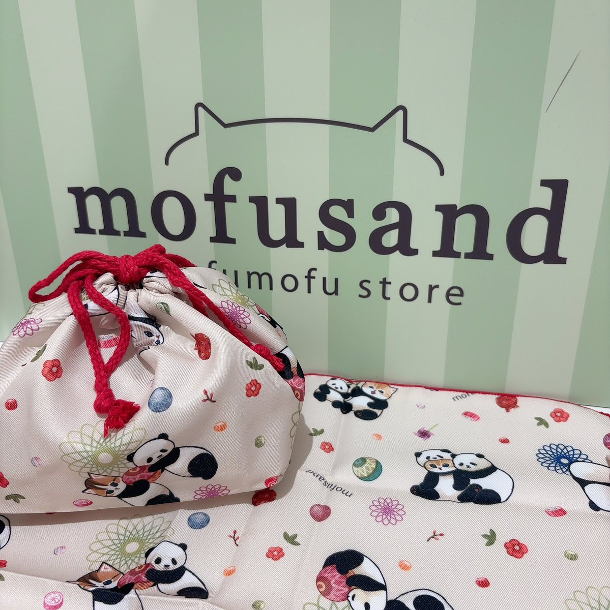 mofumofu_store's tweet image. #mofusandもふもふストア大丸梅田店
⭐️新商品のご紹介⭐️
●ランチクロス パンダにゃん
¥880(税込)
●ランチ巾着 パンダにゃん
¥1,210(税込)
セットで揃えるとさらに可愛い💕💕
皆様のご来店を心よりお待ちしております
#mofusand #mofusandもふもふストア