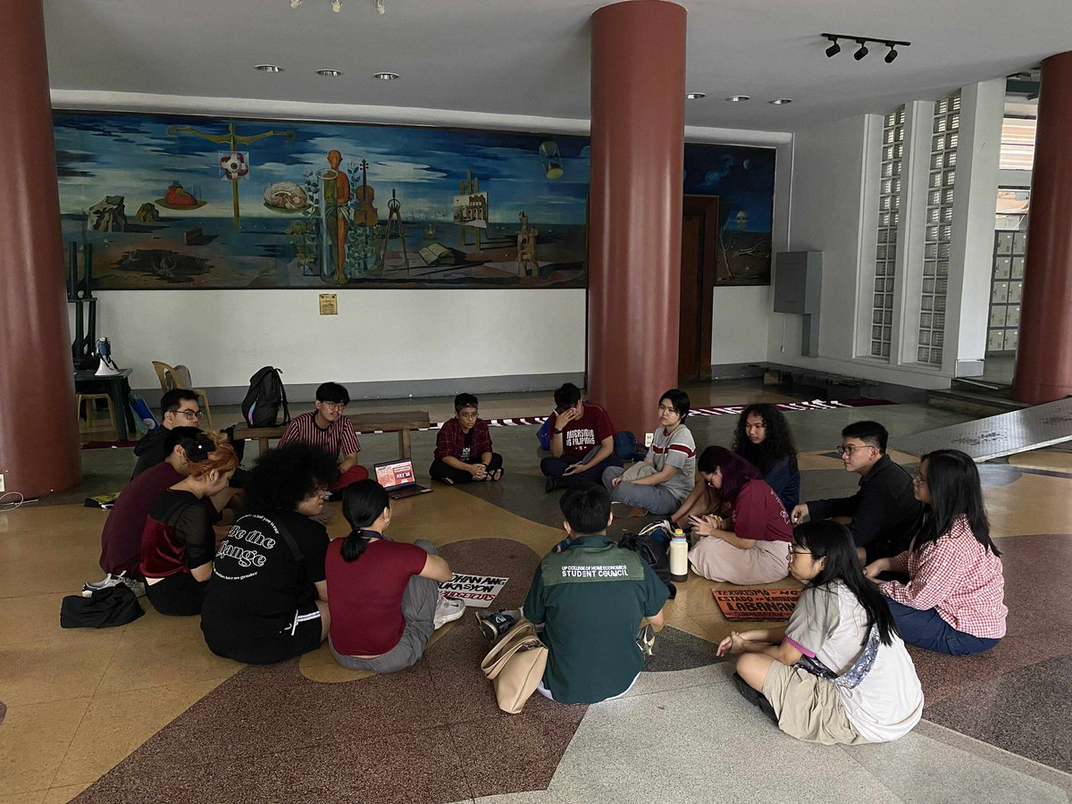 NGAYON: Kasalukuyang nagkakaroon ng mga pag-aaral o educational discussions (EDs) sa AS Lobby tungkol sa kasalukuyang sitwasyon ng Pilipinas at tipo ng pulitika na umiiral sa gitna ng pamumuno ni Ferdinand Marcos Jr. at Sara Duterte.

#SONA2025
#PeoplesSONA