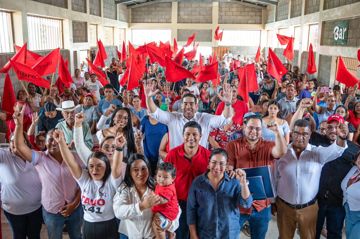 TavoGonzalezM's tweet photo. Gracias pdta @XiomaraCastroZ x cumplirle también a la comunidad de El Escano de Tepale en San Ignacio. 

A través del SANAA entregamos a los vecinos y al próximo alcalde Santos Elvir el diseño proyecto alcantarillado y aguas negras como lo prometimos✌🏼@pichuzelaya #Los23 #Rixi https://t.co/TnKqP9rPc5