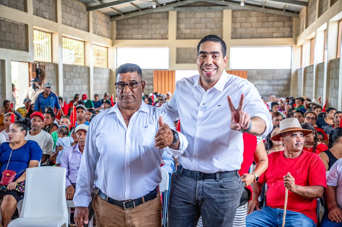 TavoGonzalezM's tweet photo. Gracias pdta @XiomaraCastroZ x cumplirle también a la comunidad de El Escano de Tepale en San Ignacio. 

A través del SANAA entregamos a los vecinos y al próximo alcalde Santos Elvir el diseño proyecto alcantarillado y aguas negras como lo prometimos✌🏼@pichuzelaya #Los23 #Rixi https://t.co/TnKqP9rPc5