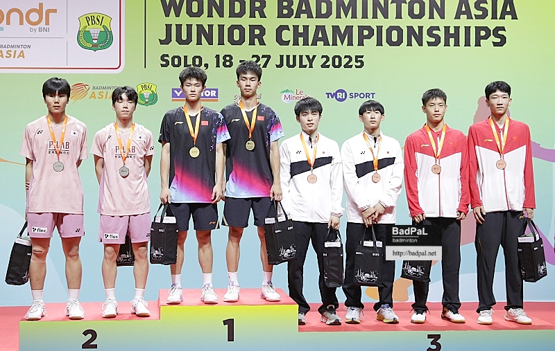 BadPaL's tweet image. 【アジアジュニア個人戦】決勝。ホスト国🇮🇩のモハマドザキウバイディラが優勝した男子単除き、４種目を中国🇨🇳が制した。日本勢で表彰台に上ったのは、男子複銅メダルの川野/澤田（※写真右から２ペア目）。この種目でのメダル獲得は、11年前の三橋/渡辺と常山/下農（ともに銅）に次ぐもの