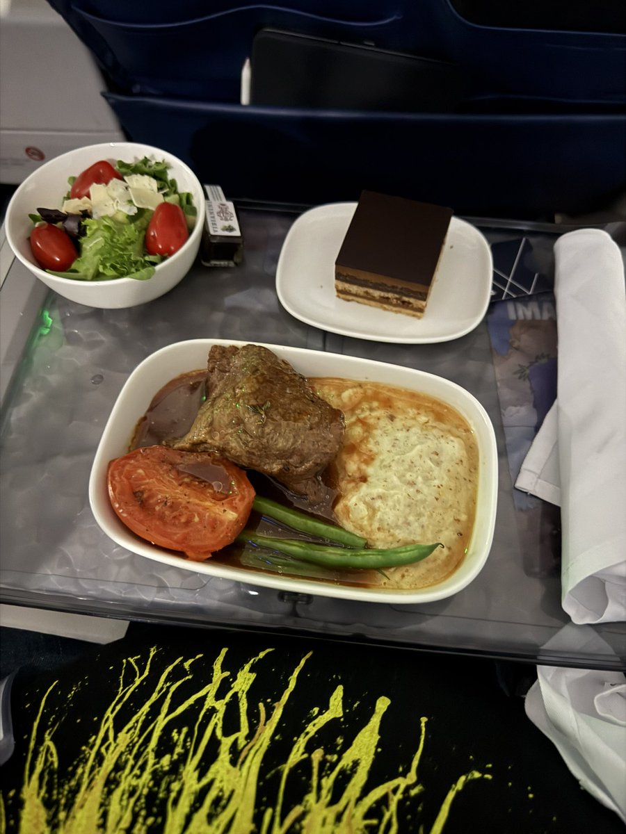 0mie's tweet image. They treat you well up here in First Class for $60 😂 @Delta & unlimited drinks 👀