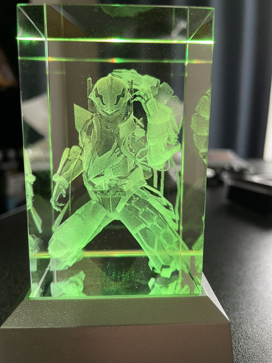 試作が既にいヴそん家にあるけど、めちゃくちゃ出来いいです。付属のライトスタンド使うとさらに見栄え良くなります。今日中に準備できると思うので、ぜひ買ってください。