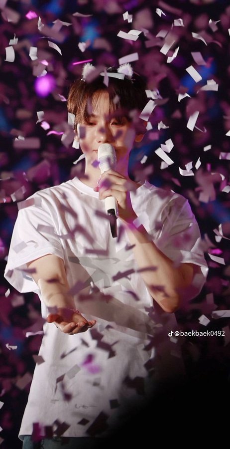 BOXIANx's tweet image. favorite type of photos? baekhyun with confetti ✨