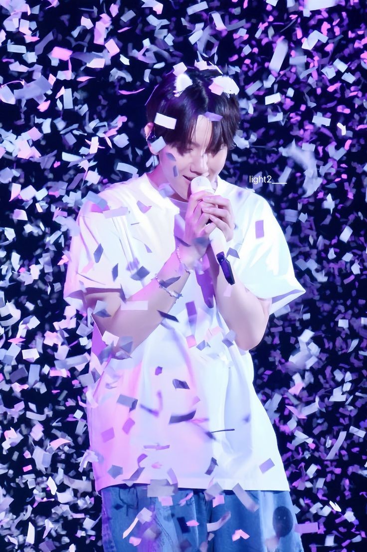 BOXIANx's tweet image. favorite type of photos? baekhyun with confetti ✨