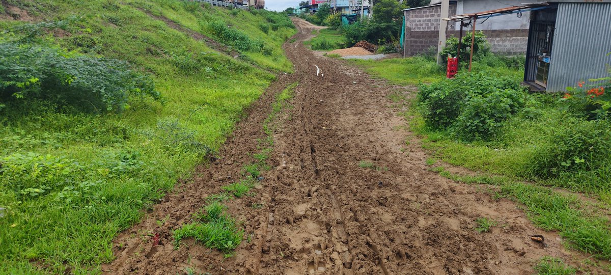 Pavan_CSC's tweet photo. 🚨 @NHAI_Official @MORTHIndia
NH-363 at Kondapalli is flooding homes — no service road, no drainage. Roads turn to mud, ambulances stuck.
Urgent need for service road + drainage NOW! 🙏 #NH363 #PublicSafety @GadkariNitin @TelanganaCMO @Collector_KBM https://t.co/H3bERV3ZHL