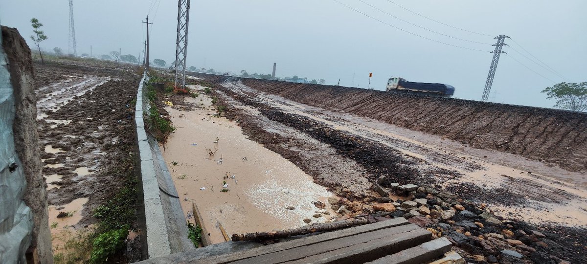 Pavan_CSC's tweet photo. 🚨 @NHAI_Official @MORTHIndia
NH-363 at Kondapalli is flooding homes — no service road, no drainage. Roads turn to mud, ambulances stuck.
Urgent need for service road + drainage NOW! 🙏 #NH363 #PublicSafety @GadkariNitin @TelanganaCMO @Collector_KBM https://t.co/H3bERV3ZHL