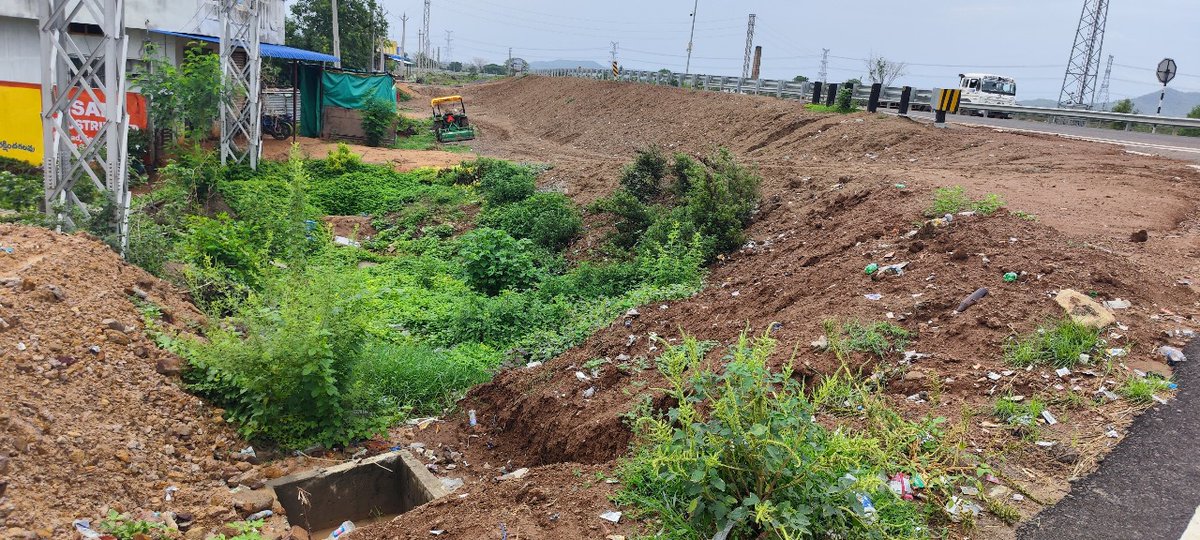 Pavan_CSC's tweet photo. 🚨 @NHAI_Official @MORTHIndia
NH-363 at Kondapalli is flooding homes — no service road, no drainage. Roads turn to mud, ambulances stuck.
Urgent need for service road + drainage NOW! 🙏 #NH363 #PublicSafety @GadkariNitin @TelanganaCMO @Collector_KBM https://t.co/H3bERV3ZHL