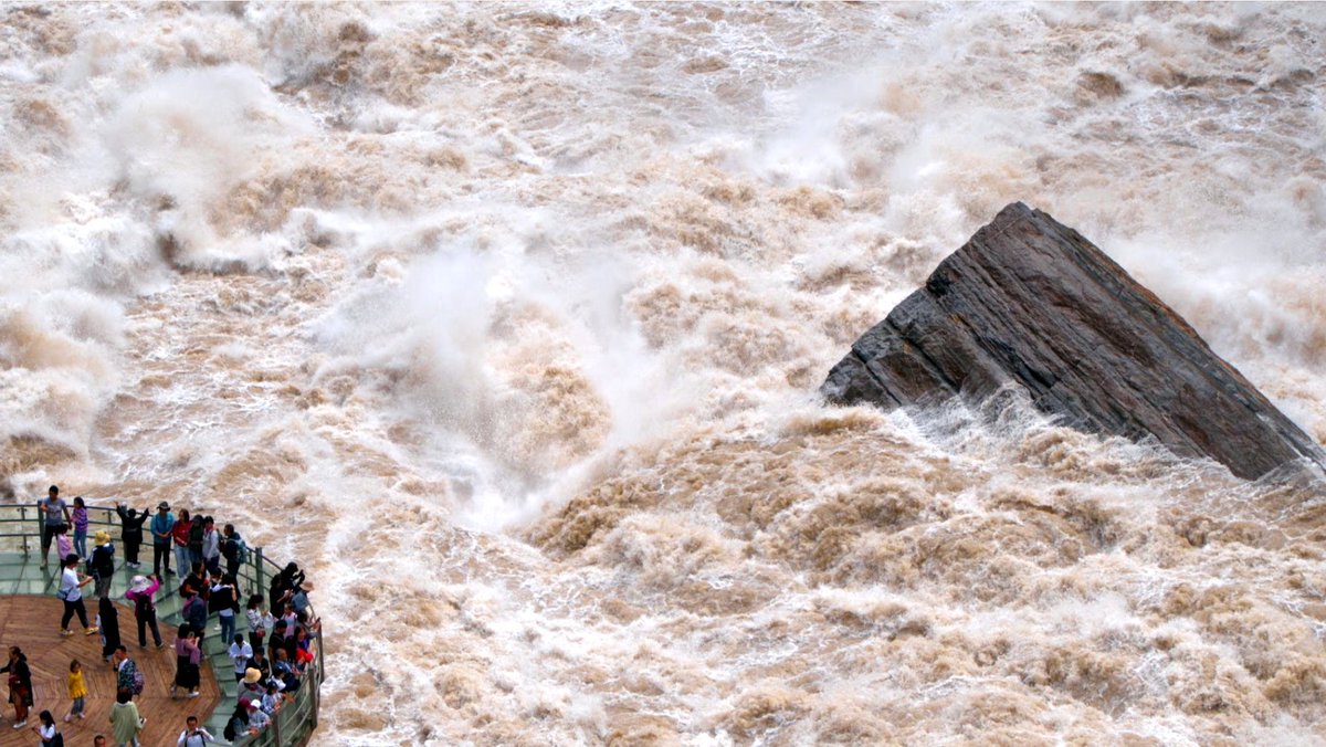 CGTNOfficial's tweet photo. Brace yourself for one of China’s most breathtaking sights: Tiger Leaping Gorge in Yunnan Province.
Carved by the powerful Jinsha River, this dramatic gorge offers not only jaw-dropping views but also a refreshing break from the summer heat. #ChinaTravel #ChillInSummer #ChinaSeen