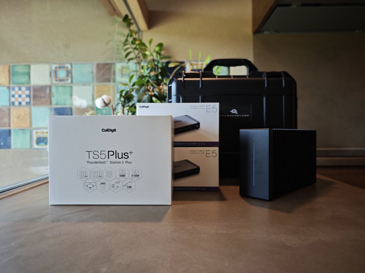 HAMOloid's tweet image. Thunderbolt5の最強構築、全部揃った!オールファンレス!
CalDigit TS5Plus
CalDigit E5 ×2
OWC ThunderBlade X12 Thunderbolt 5 24TB (2TB×12)
最速ストレージに構成に約90万ぶっこんだ。
もう向こう10年変えなくていいだろゴールだろ