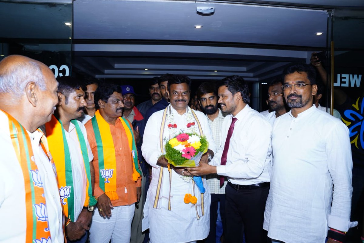 BJP4Andhra's tweet image. కార్యకర్తలను వికసిత భారత్ లక్ష్యానికి సారధులుగా మార్చటానికి కడప నుండి మొదలుపెట్టిన రాష్ట్ర పర్యటనలో భాగంగా నంద్యాలకు చేరుకున్న బిజెపి రాష్ట్ర అధ్యక్షులు శ్రీ @MadhavBJP  గారికి ఘన స్వాగతం పలికిన బిజెపి నాయకులు , కార్యకర్తలు   
#Saradhyam