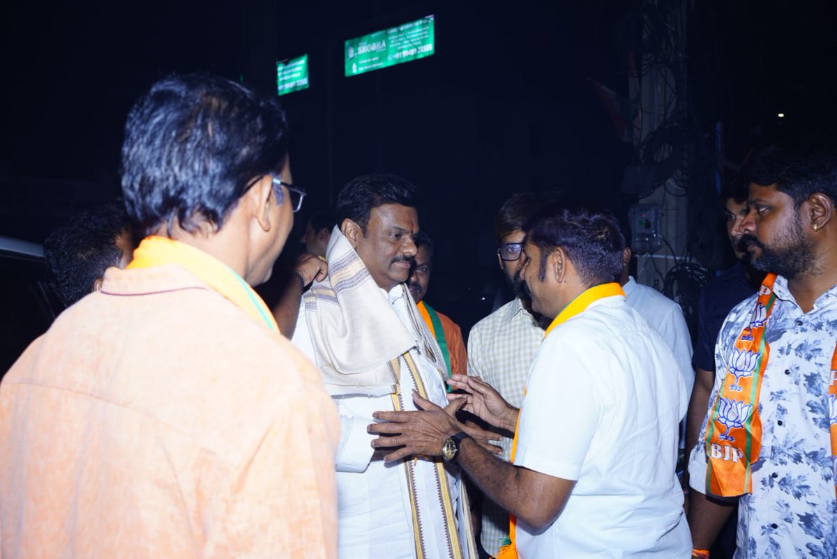 BJP4Andhra's tweet image. కార్యకర్తలను వికసిత భారత్ లక్ష్యానికి సారధులుగా మార్చటానికి కడప నుండి మొదలుపెట్టిన రాష్ట్ర పర్యటనలో భాగంగా నంద్యాలకు చేరుకున్న బిజెపి రాష్ట్ర అధ్యక్షులు శ్రీ @MadhavBJP  గారికి ఘన స్వాగతం పలికిన బిజెపి నాయకులు , కార్యకర్తలు   
#Saradhyam