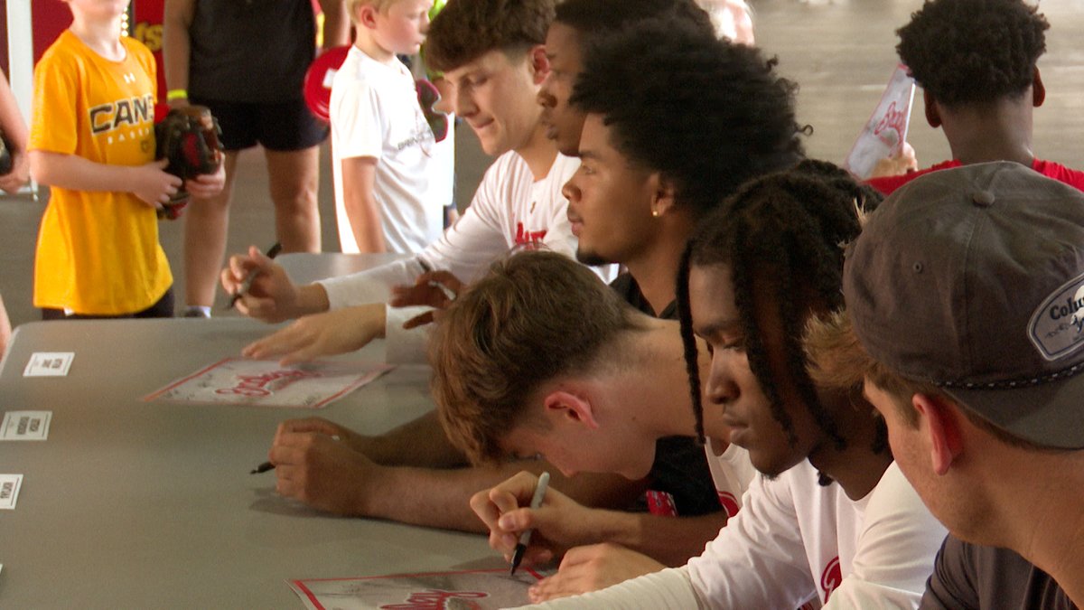 pmc3_83's tweet image. WMBD Sports Recap: Bradley men's basketball signing autographs and throwing out 1st pitches at Dozer Park.
Highlights from the Junior River Cup and the Tri-County Tennis Tournament finals.
Story: centralillinoisproud.com/sports/local-s…