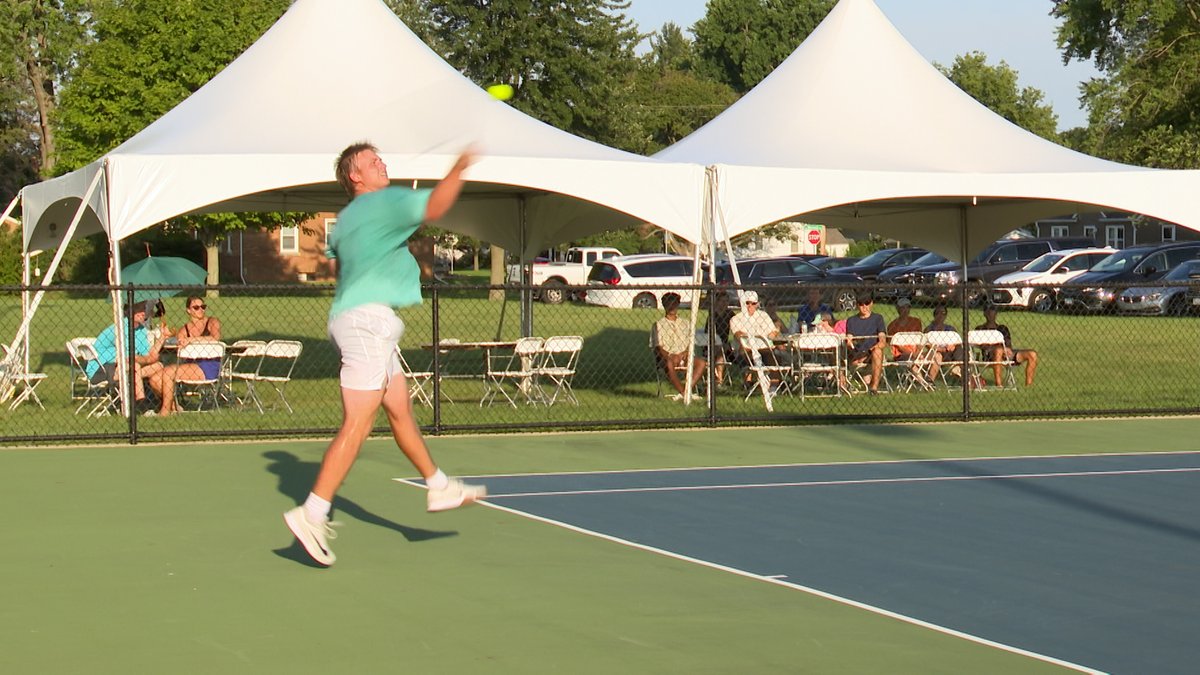 pmc3_83's tweet image. WMBD Sports Recap: Bradley men's basketball signing autographs and throwing out 1st pitches at Dozer Park.
Highlights from the Junior River Cup and the Tri-County Tennis Tournament finals.
Story: centralillinoisproud.com/sports/local-s…