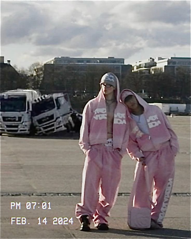 frankifier3000's tweet image. I want pink clothes……