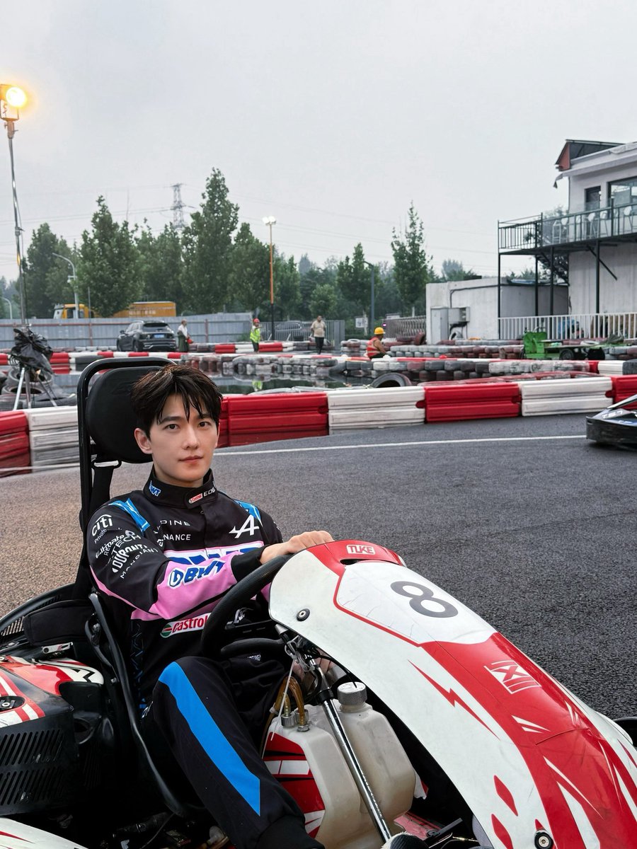 หยางหยางหล่อมากกกกกกกกกกกกกกกกกก
ให้พูดอีกกี่หมื่นพันครั้งก็ต้องพูดว่าหยางหยางหล่อมากกกกกกกกกกกก 

ส่วนชิปเปอร์นั้น เห็นเลข 8 ละมาวันที่ 28 ก็คือ 🥹😭