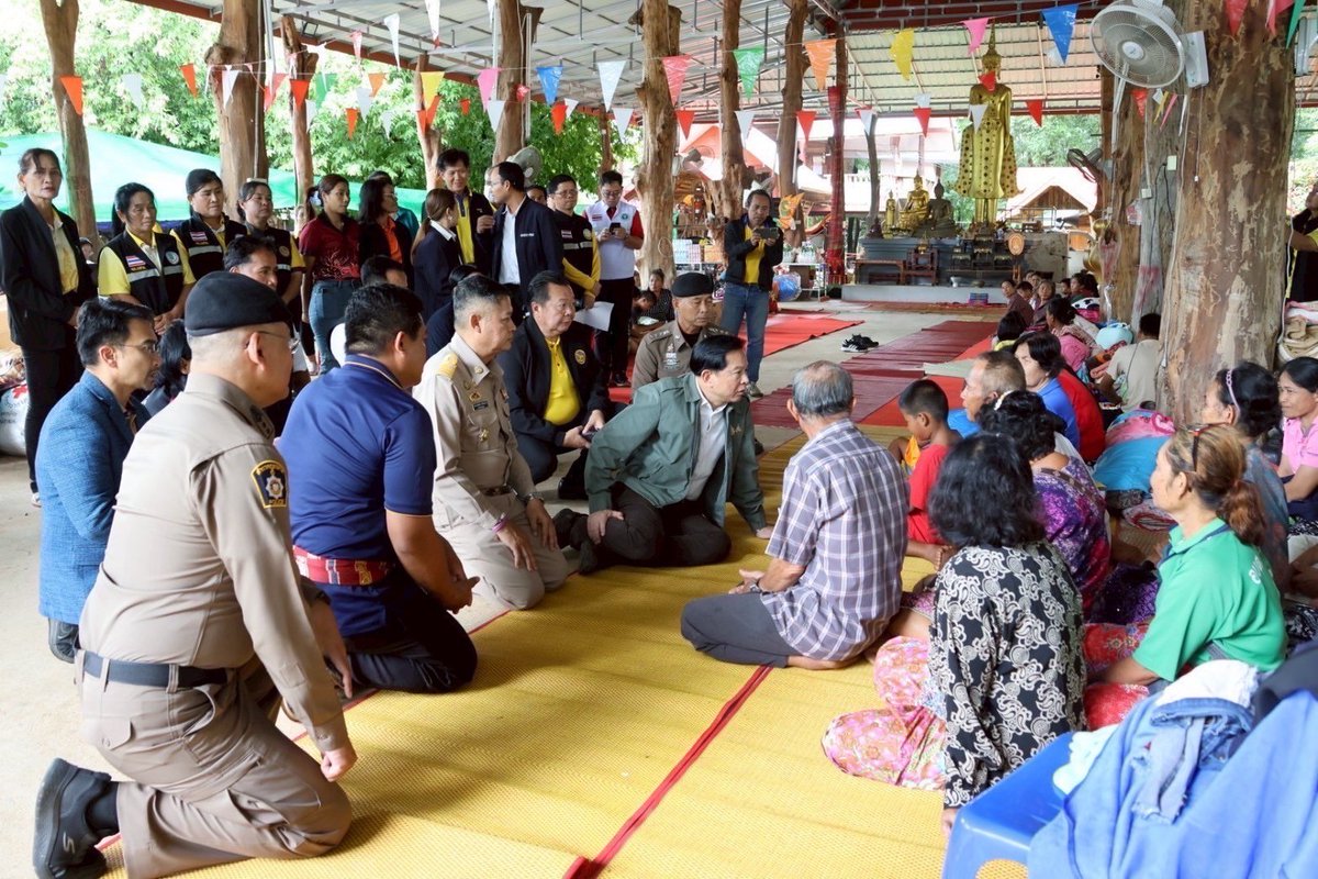 กระทรวงพลังงาน ร่วมกับ กฟผ. ลงพื้นที่ จ.ศรีสะเกษ และ จ.สุรินทร์ ให้กำลังใจ สนับสนุนอาหารปรุงสุกและน้ำดื่มกว่า 2,500 ขวด พร้อมเคียงข้างคนไทย ช่วยเหลือประชาชนที่ได้รับผลกระทบจากเหตุการณ์ชายแดนไทย – กัมพูชา 💛💛💛
#กฟผ #เคียงข้างคนไทยทุกวิกฤต #ชายแดนไทยกัมพูชา #ศรีสะเกษ #สุรินทร์