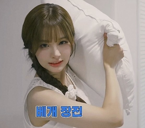 SULLYOON_1's tweet image. 最近のソリュンさん、どのヘアメも似合いすぎてて本当にどうしよう、、👼🏻👼🏻👼🏻
#NMIXX #엔믹스
#SULLYOON #설윤