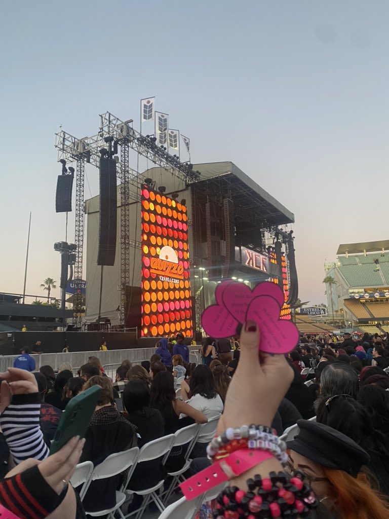 idkhowhq's tweet image. They don’t even know idkhowhq helped with tonight’s mcr fan project